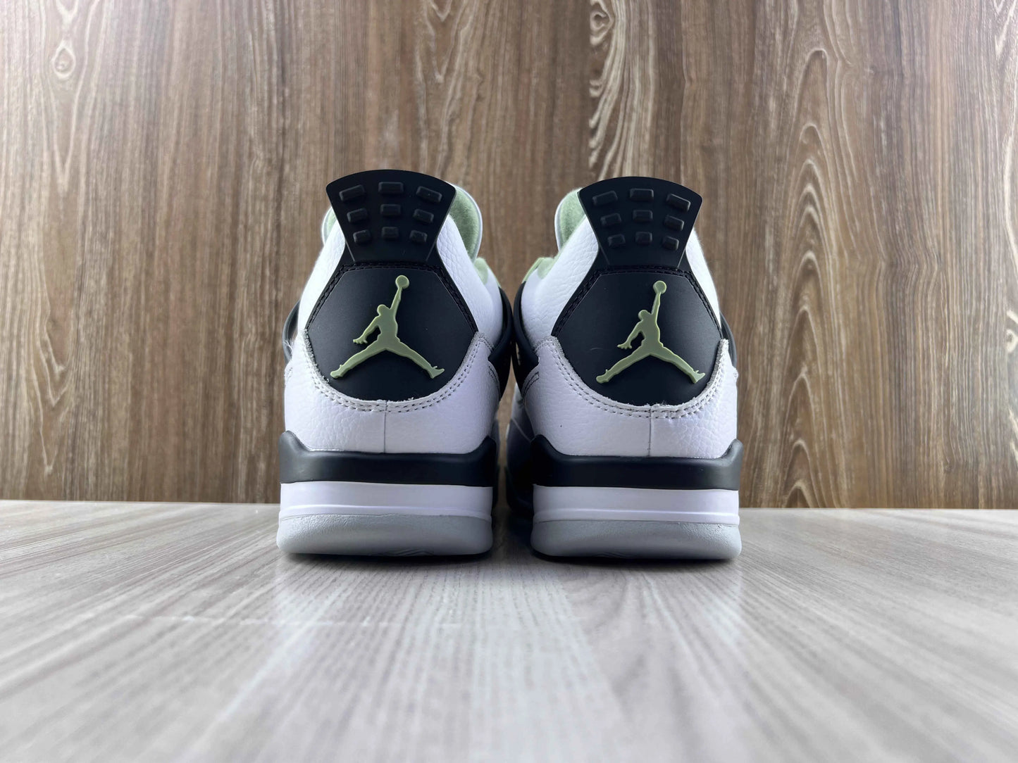 Classic Retro 4 Sneakers - Seafoam - NocturiaShop