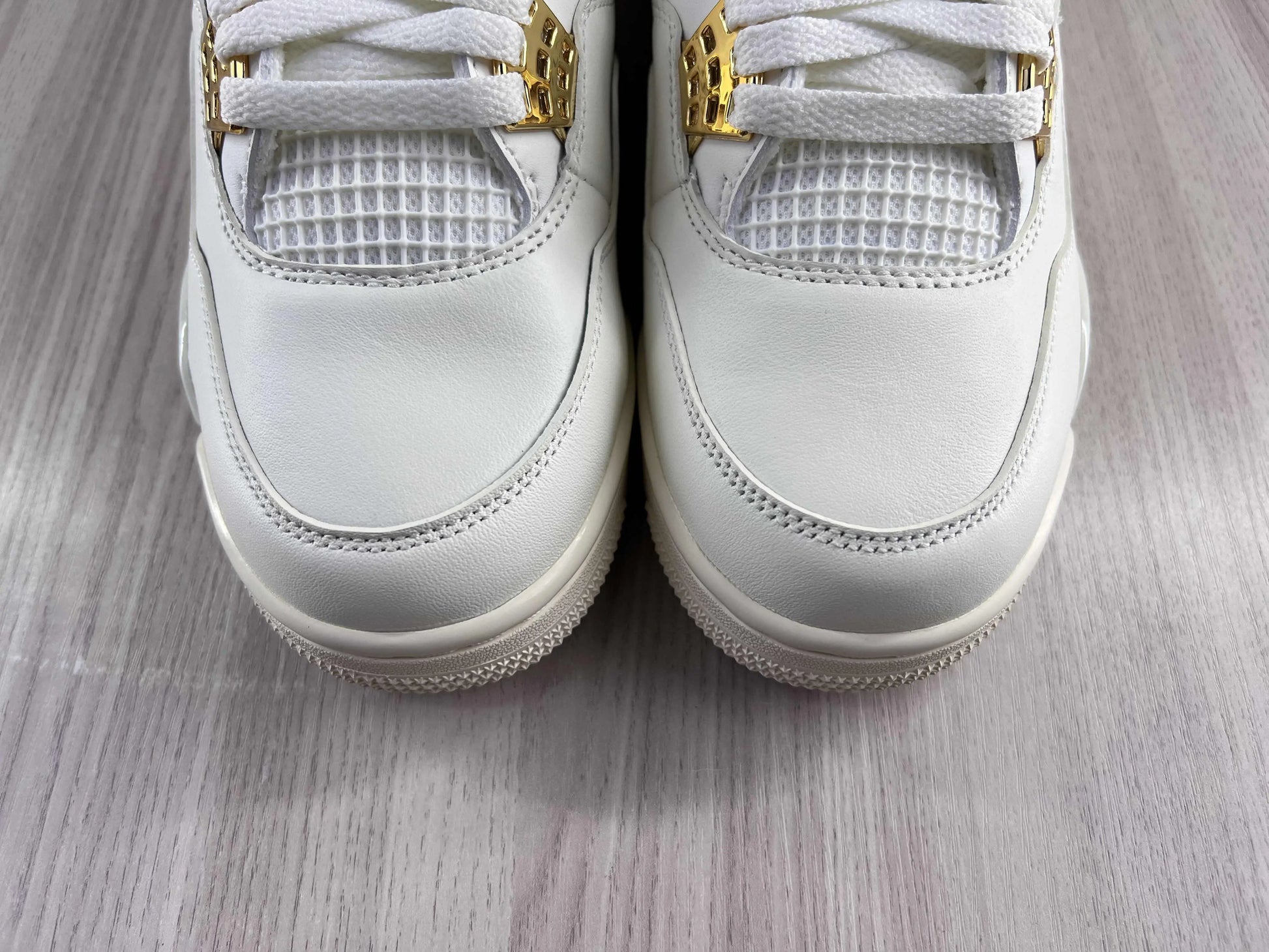 Classic Retro 4 Sneakers - Metallic Gold - NocturiaShop