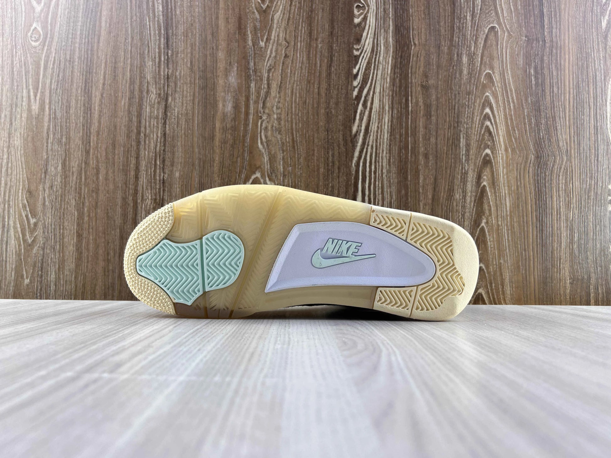 Classic Retro 4 Sneakers - Off White - NocturiaShop